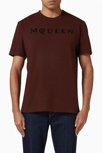 تي شيرت بشعار الماركة بملمس بارز قطن