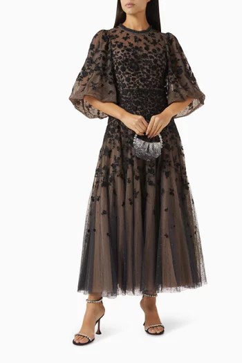 فستان سهرة سيليا بفتحة رقبة مستديرة ونقشة ورود تول