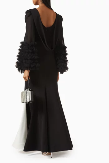 فستان طويل بقصة واسعة وأكمام كشكش