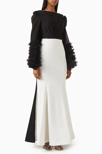 فستان طويل بقصة واسعة وأكمام كشكش