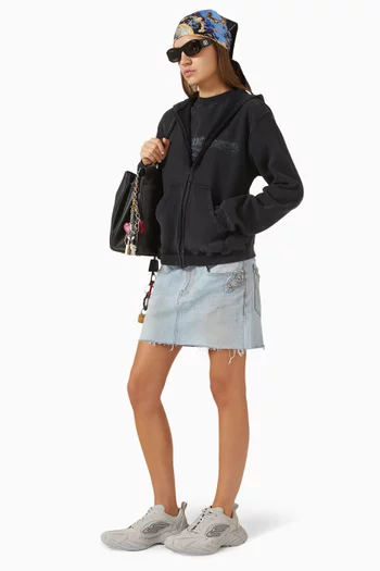 كنزة بغطاء رأس بسحّاب وشعار الماركة مستوحى من الحملات الانتخابية بألوان شمع صوف