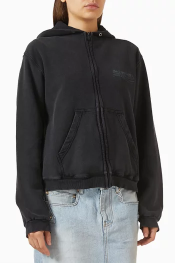 كنزة بغطاء رأس بسحّاب وشعار الماركة مستوحى من الحملات الانتخابية بألوان شمع صوف