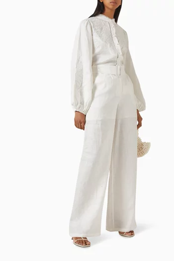 بنطال بحزام وقصة ساق واسعة