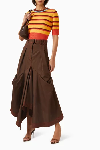 تنورة بقصة واسعة وطيّات