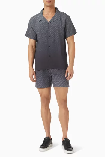 قميص فال بطبعة شعار الماركة بألوان متدرجة 