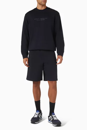 بنفس سويت شيرت بفتحة رقبة مستديرة وشعار الماركة