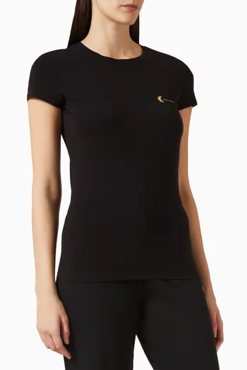 تي شيرت بقصة ضيقة وشعار الماركة قطن جيرسيه