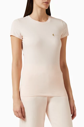 تي شيرت بقصة ضيقة وشعار الماركة قطن جيرسيه