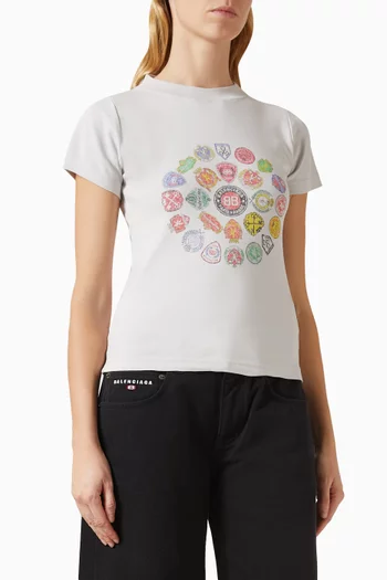 تي شيرت بقصة ضيقة وطبعات شعار الماركة على شكل دائري