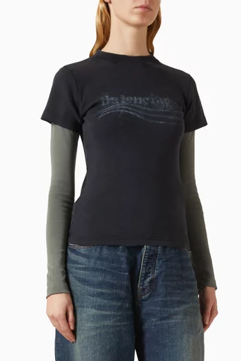 تي شيرت بأكمام مزدوجة وشعار الماركة مستوحى من الحملات الانتخابية بألوان شمع