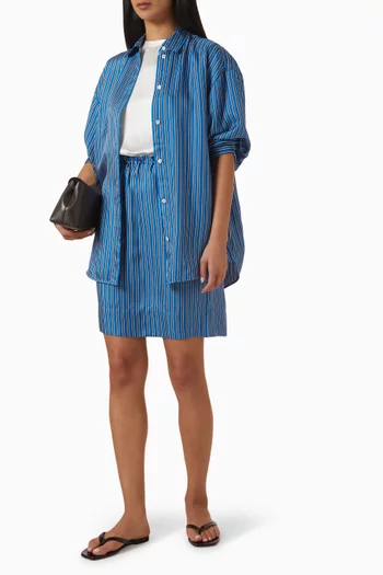 تنورة قصيرة بنقشة مخططة حرير