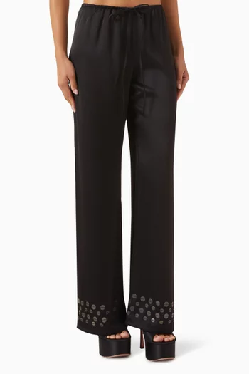 بنطال مانوس برباط في الأمام