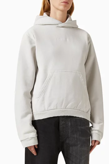 كنزة بغطاء رأس بقصة متوسطة الطول وشعار الماركة في الخلف صوف سريع الجفاف