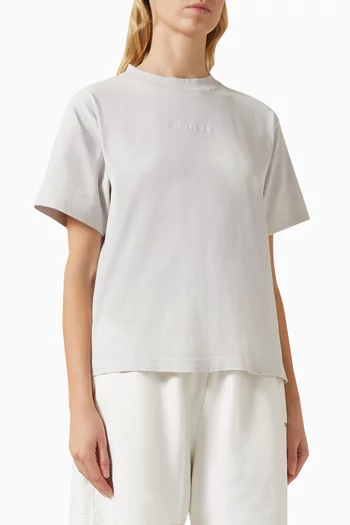 تي شيرت بقصة متوسطة الطول وشعار الماركة في الخلف