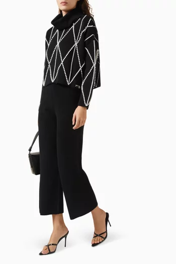 سترة منسوجة بياقة عالية وتطريزات باللؤلؤ