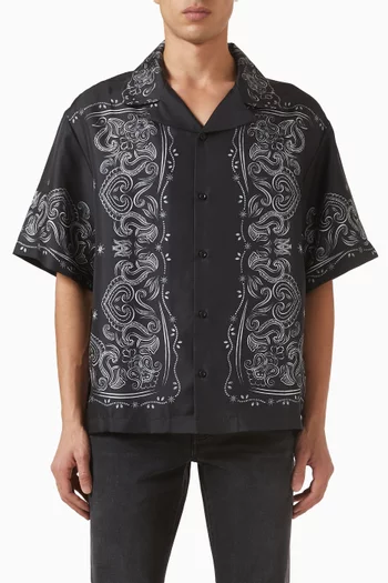 قميص بولينغ فضفاض بنقشة باندانا حرير