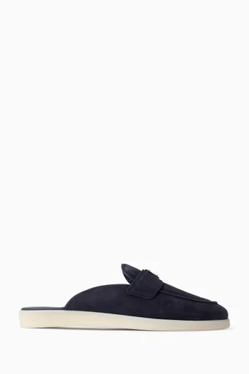 حذاء مفتوح من الخلف بشعار الماركة شمواه