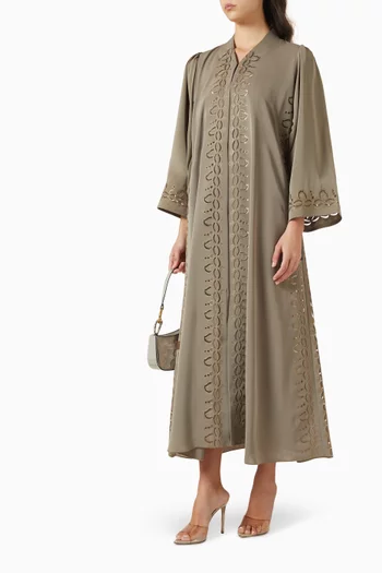 عباية بتطريزات مقصوصة بالليزر