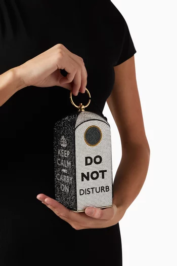كلاتش بتصميم مستطيل بحواف مقوسة مزين بعبارة Do not disturb