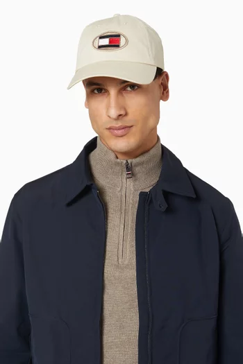 كاب مقسم إلى ستة أجزاء بطبقة شمع ومزين بعلم