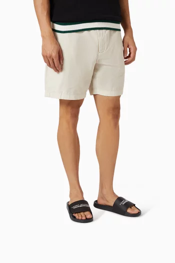 حذاء مفتوح لحمام السباحة بتطريز شعار الماركة 