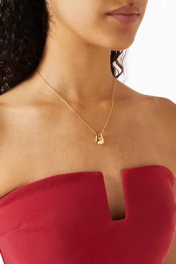 قلادة بتصميم سداسي على شكل حرف T‏ ذهب معاد تدويره عيار 18 ميسوما x لوسي ويليامز