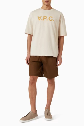 تي شيرت بقصة عادية وشعار V.P.C. بملمس مخملي قطن