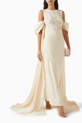 فستان طويل بأكتاف مكشوفة وتطريزات