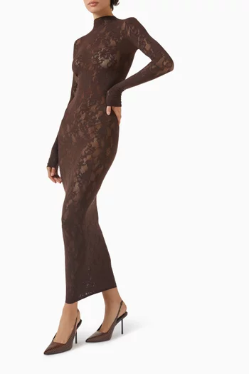 فستان بياقة عالية دانتيل