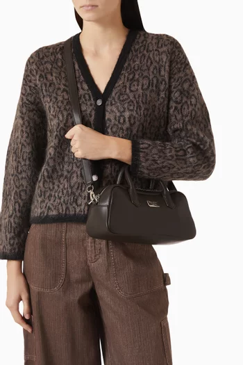 حقيبة يد بشعار الماركة جلد