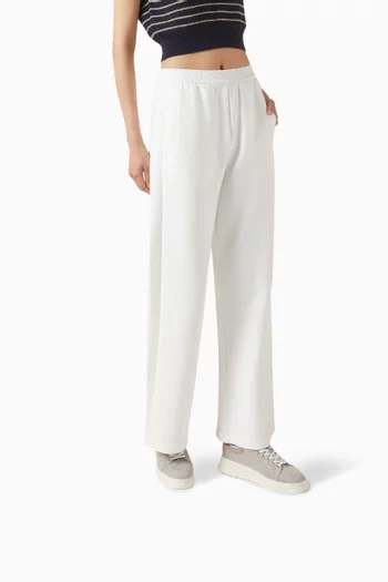 سنيكرز بشعار الماركة بحجم صغير قنب