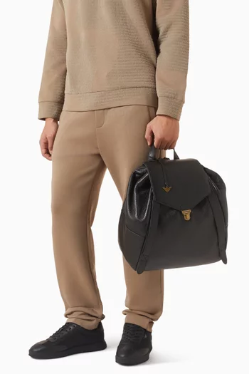 حقيبة ظهر بغطاء بقلاب للإغلاق جلد