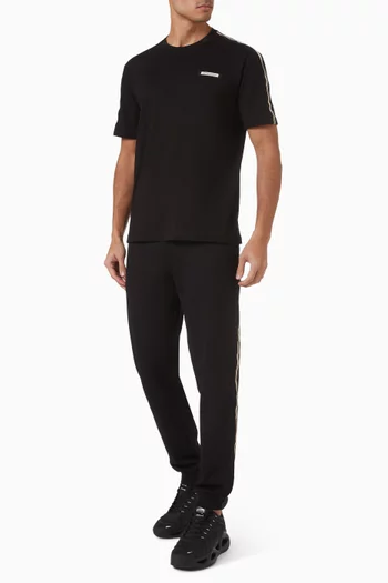 تي شيرت بشريط بشعار الماركة قطن