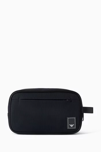 حقيبة مستحضرات عناية شخصية مزينة بشعار النسر