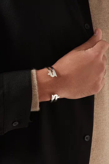 سوار مفتوح بتصميم حرف "ج" فضة إسترلينية