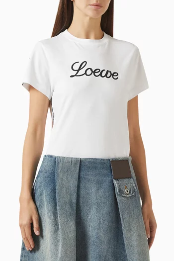 تي شيرت بتطريز شعار الماركة