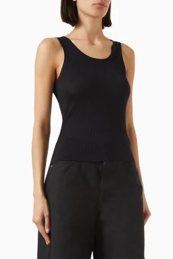 بلوزة بلا أكمام مطرزة بشعار الماركة حرير مضلع