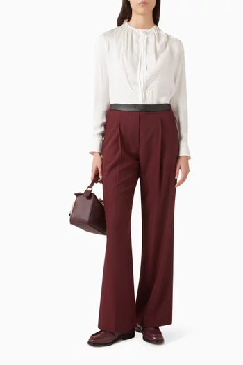 بلوزة بعقدة عند الرقبة