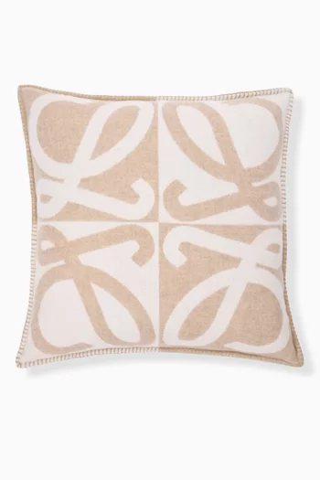 وسادة بنقشة شعار الماركة صوف