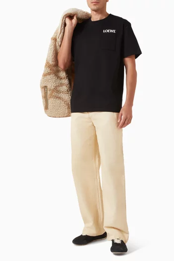 بنطال جينز بقصة ساق واسعة