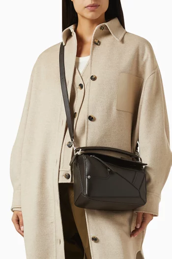 حقيبة بازل صغيرة بتصميم بنطال جلد