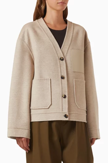 كارديغان بجيوب خارجية وأزرار نسيج