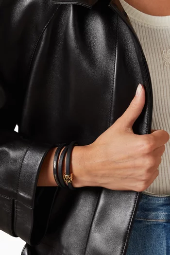 سوار بتصميم ملفوف بشعار الماركة جلد