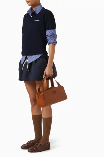 حقيبة بيد علوية وشعار الماركة جلد عجل بلون عتيق