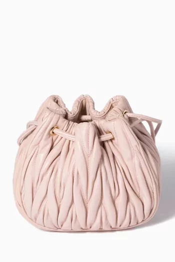 حقيبة صغيرة برباط تضييق وشعار الماركة جلد نابا مبطن