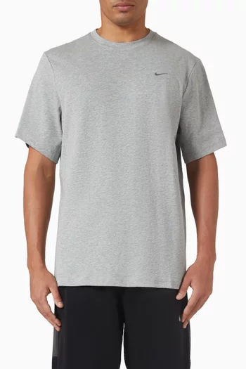 تي شيرت مطرز بشعار الماركة وتقنية Dri-FIT‏ نسيج