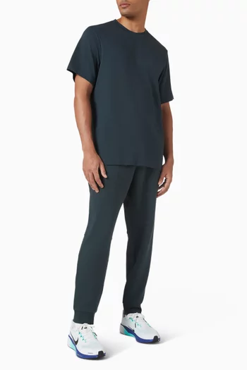 تي شيرت مطرز بشعار الماركة وتقنية Dri-FIT‏ نسيج