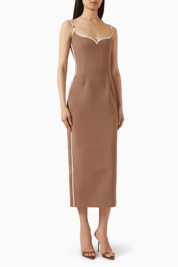 فستان بفتحة رقبة على شكل قلب وحلي معدنية قماش مقوى