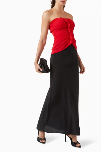 بلوزة بفتحة رقبة بلا حمالات وكشكش رقيق