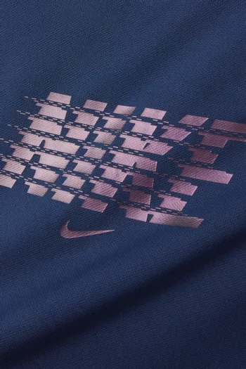 تي شيرت بشعار الماركة وتقنية Dri-Fit